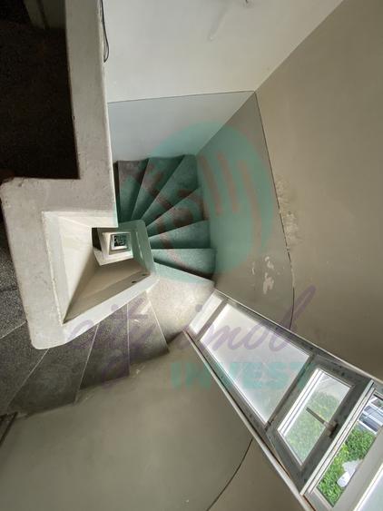 Apartament cu 3 camere semidecomandat în Moșilor