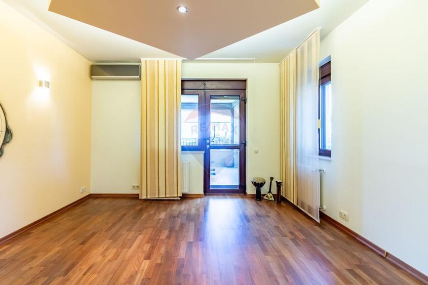 Casă individuală cu 7 camere cu Piscina în Balotești