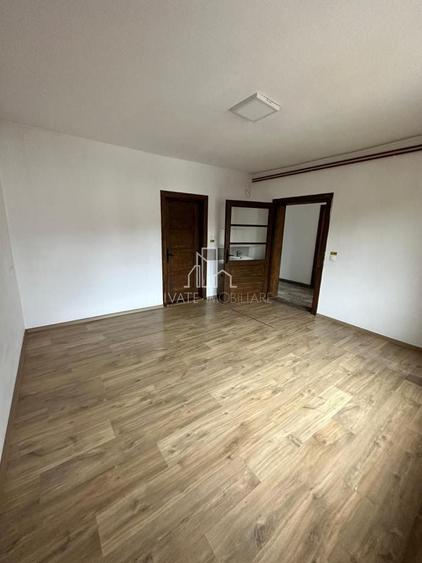 Casă individuală cu 5 camere cu Canalizare în Central