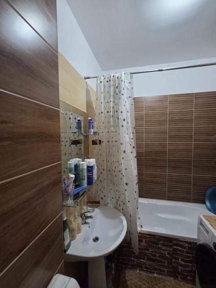 Apartament cu 3 camere semidecomandat, mobilat în Sălaj