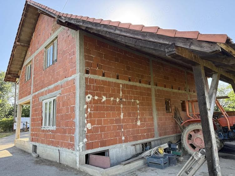 Casă cu Teren 2500 Mp în Central