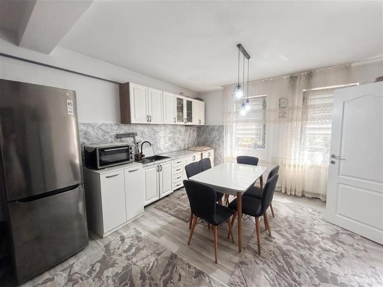 Duplex cu 5 camere cu Canalizare în Plopeni