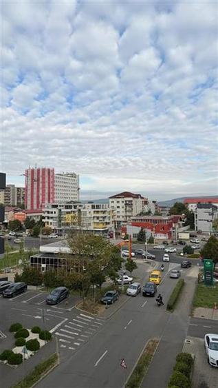 Apartament cu 3 camere semidecomandat, mobilat în Zorilor