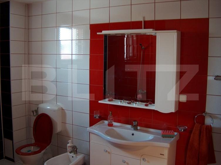 Casă individuală cu 8 camere cu Piscina în Micro 1