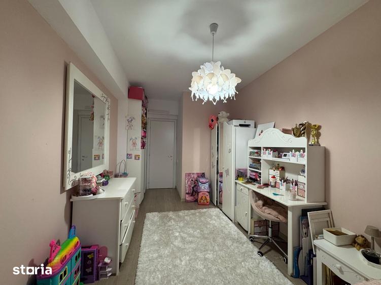 Apartament cu 3 camere semidecomandat în Sisești