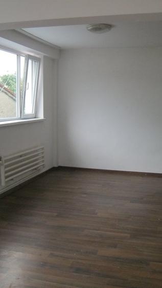 Casă individuală cu 10 camere cu Teren 500 Mp în Central