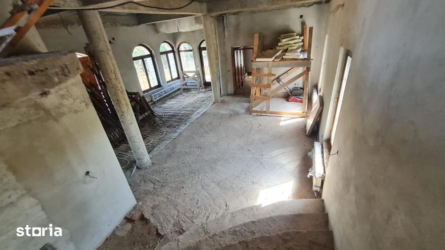 Casă cu 4 camere cu Teren 1770 Mp în Merișani