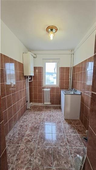 Apartament cu 3 camere semidecomandat în Alexandru cel Bun