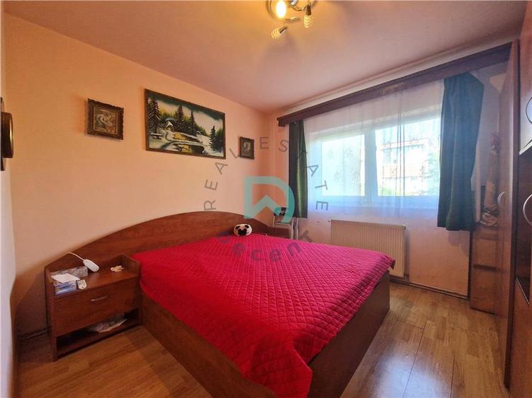 Apartament cu 4 camere semidecomandat în Tractorul
