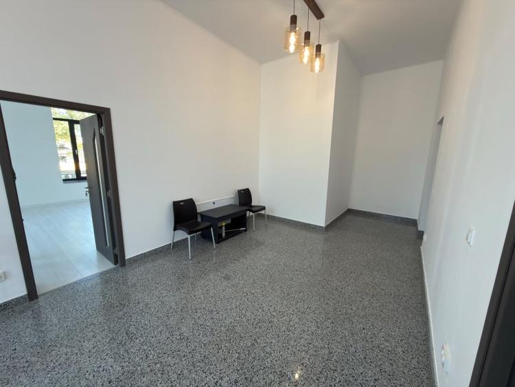 Casă individuală cu 9 camere cu Canalizare în Central
