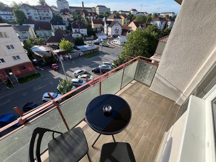 Apartament cu 4 camere decomandat, mobilat în Ștrand