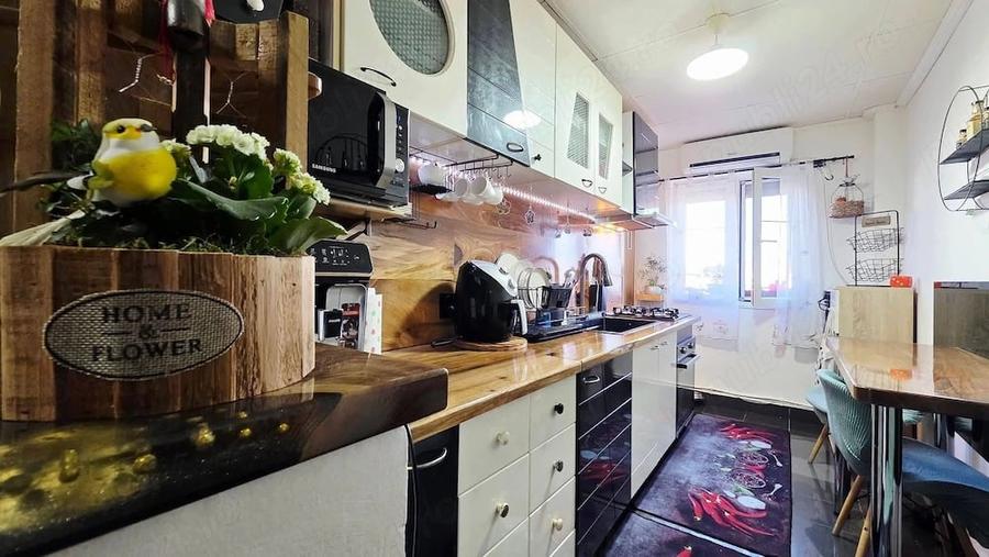 Apartament cu 3 camere decomandat, mobilat în Central