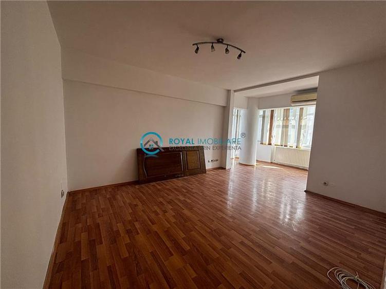 Apartament cu 3 camere decomandat în Republicii