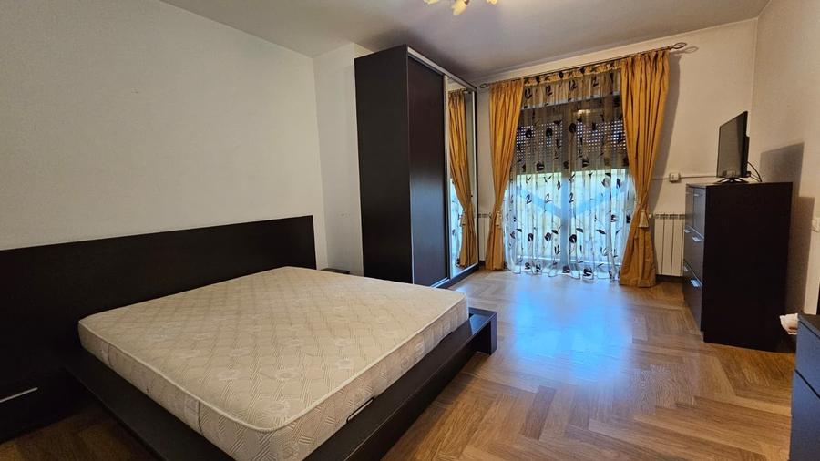 Casă cu 8 camere cu Garaj în Sânpetru