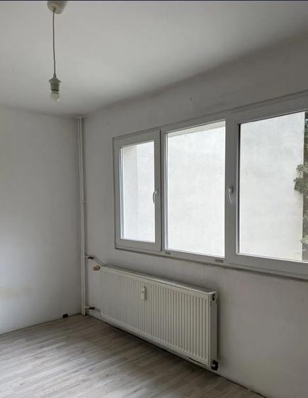 Apartament cu 3 camere semidecomandat, mobilat în Titan