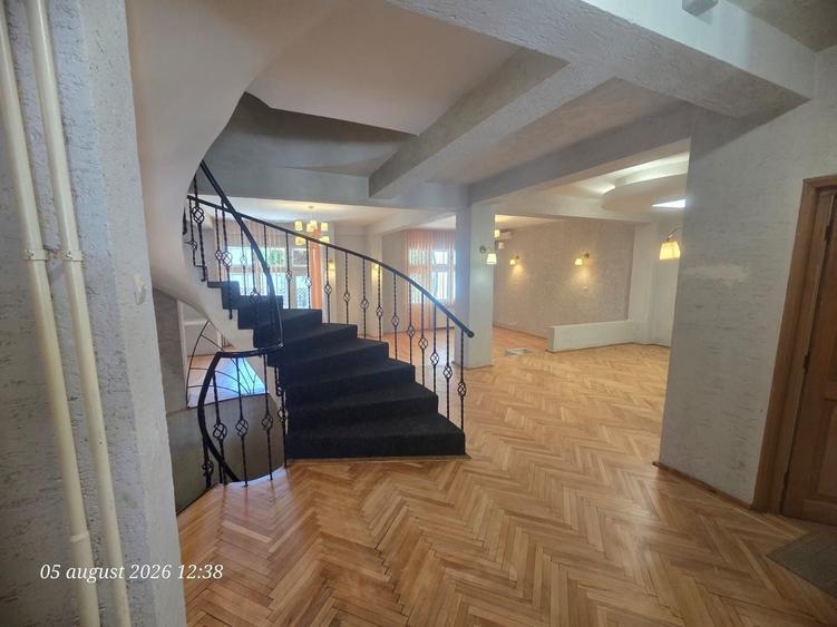 Casă individuală cu 12 camere cu Canalizare în Central