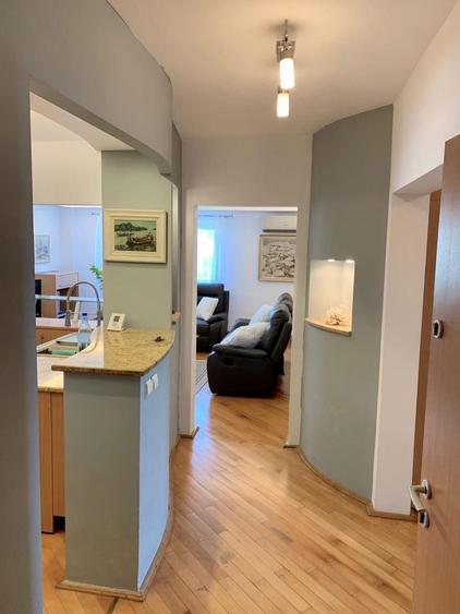 Apartament cu 4 camere semidecomandat, mobilat în Plopilor