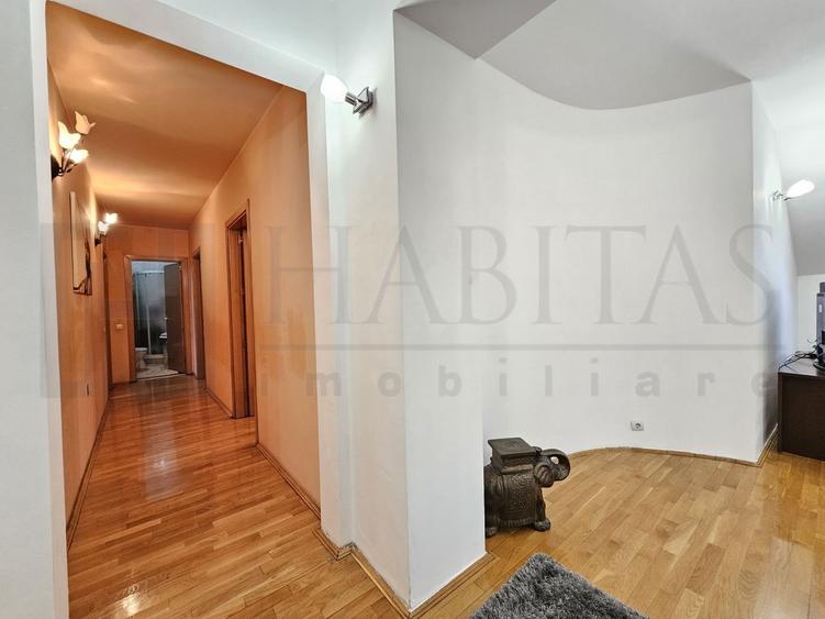 Casă individuală cu 8 camere cu Canalizare în Central