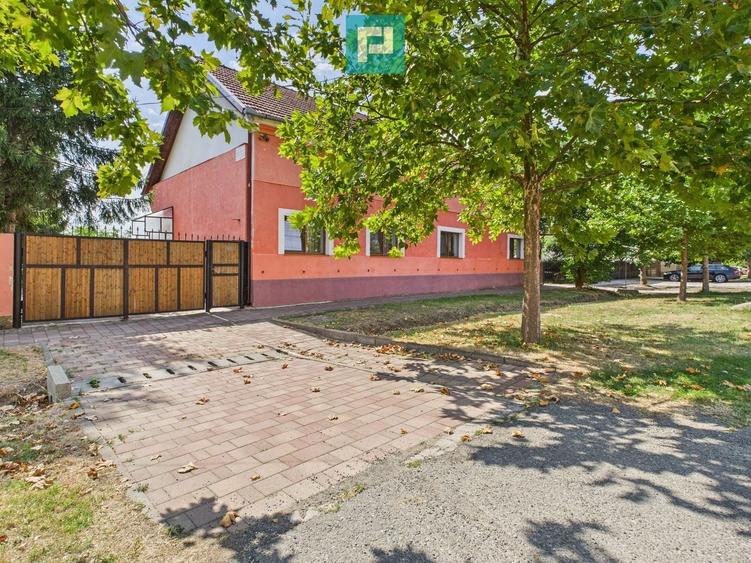 Casă individuală cu 6 camere cu Teren 2712 Mp în Central