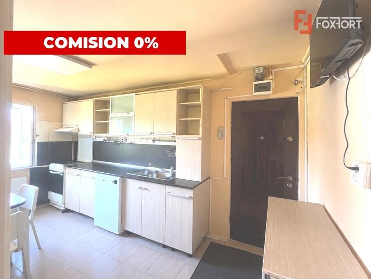 Apartament cu 3 camere semidecomandat, mobilat în Dâmbovița
