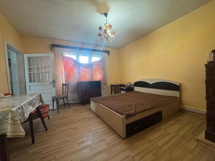 Casă cu 4 camere decomandat în Central