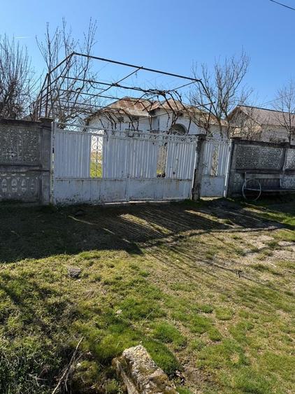 Casă cu 3 camere în Drăgotești