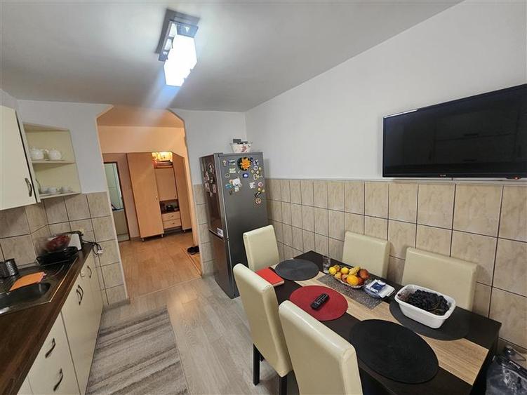 Apartament cu 3 camere decomandat, mobilat în Micro IV
