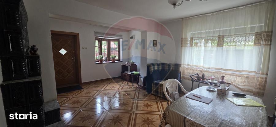 Casă cu 7 camere cu Teren 917 Mp în Căprioru
