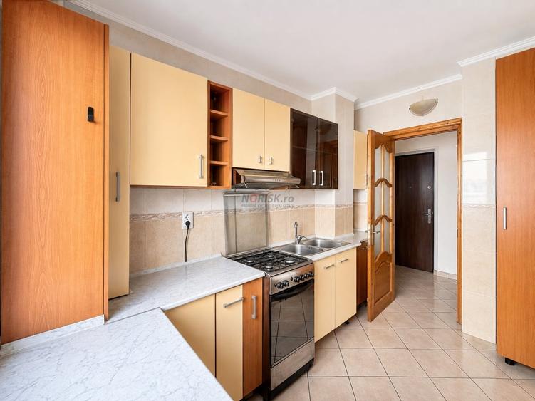 Apartament cu 3 camere decomandat, mobilat în Moinești