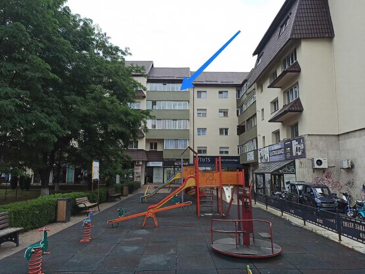 Apartament cu 3 camere decomandat în Est
