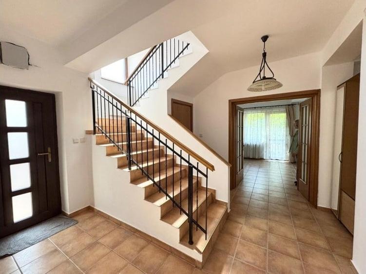 Casă cu 8 camere cu Teren 250 Mp în Tei