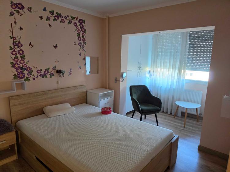 Apartament cu 3 camere semidecomandat în Rogerius
