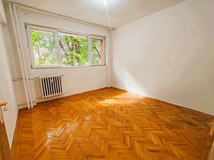 Apartament cu 3 camere semidecomandat în Mihai Bravu