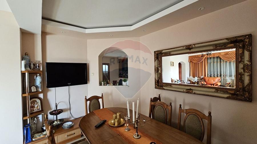 Casă individuală cu 17 camere cu Teren 1080 Mp în Obcini