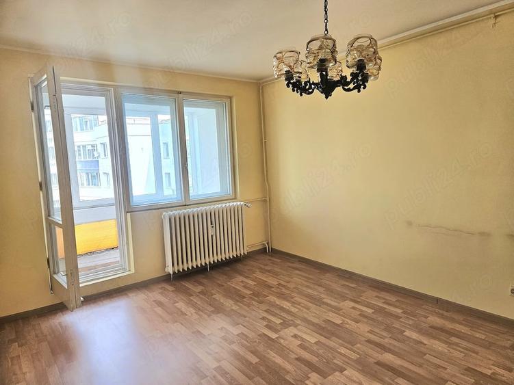 Apartament cu 3 camere decomandat în Tineretului
