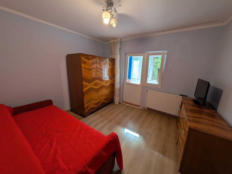 Apartament cu 3 camere decomandat, mobilat în Est