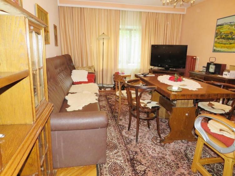 Casă individuală cu 9 camere cu Canalizare în Tuzla