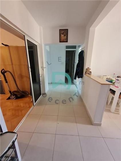 Apartament cu 3 camere decomandat, mobilat în Răcădău