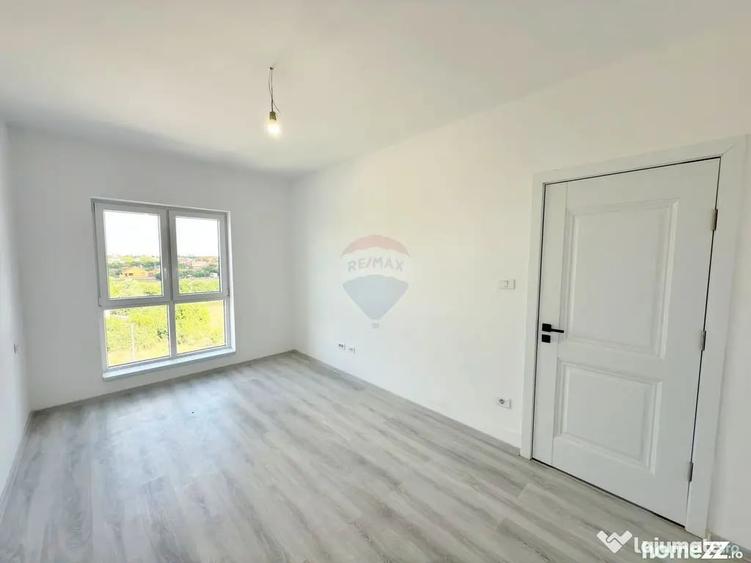 Apartament cu 3 camere semidecomandat în Grădiște