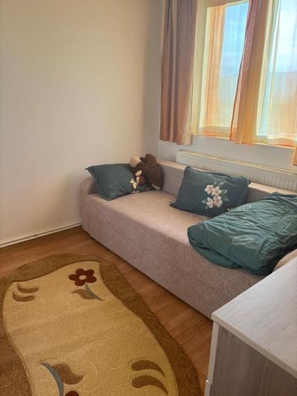 Apartament cu 3 camere decomandat în Petros