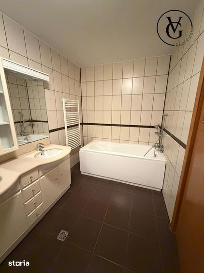 Casă cu 6 camere cu Teren 250 Mp în Tei