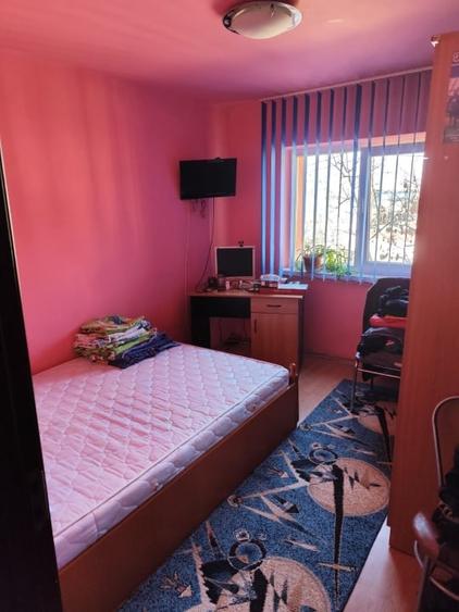 Apartament cu 4 camere decomandat, mobilat în Craiovița Nouă
