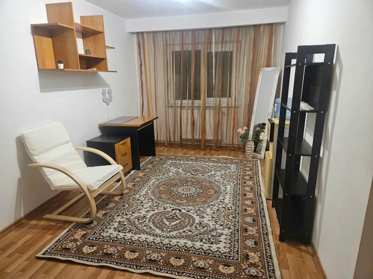 Apartament cu 4 camere decomandat, mobilat în Băneasa