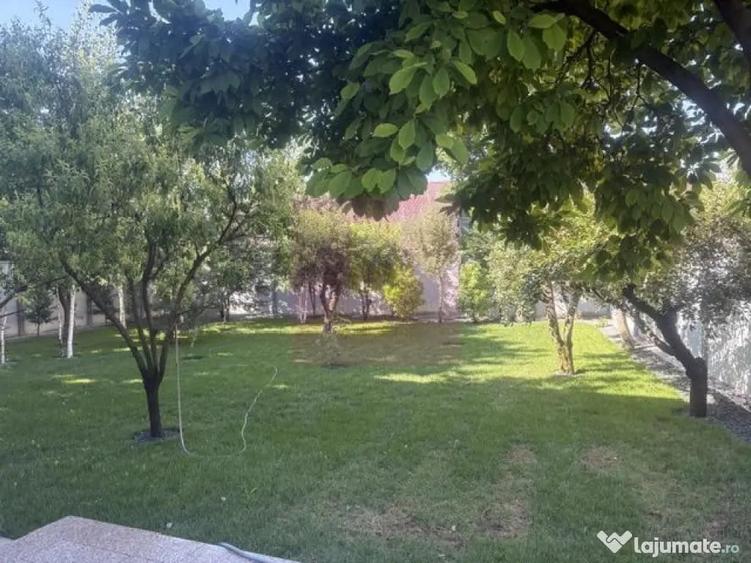 Casă cu 10 camere cu Teren 1700 Mp în Sud
