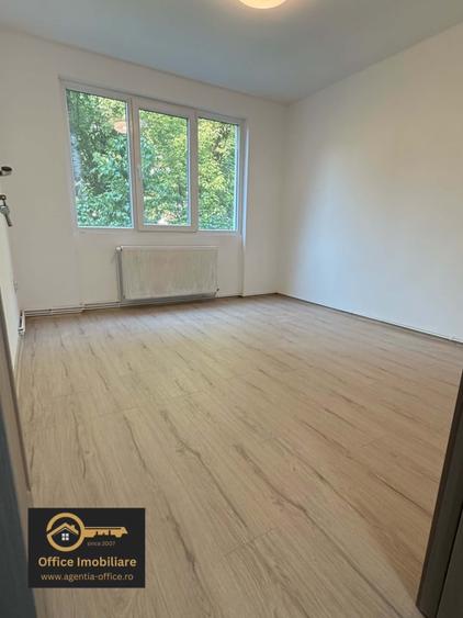 Apartament cu 3 camere semidecomandat în Săsar