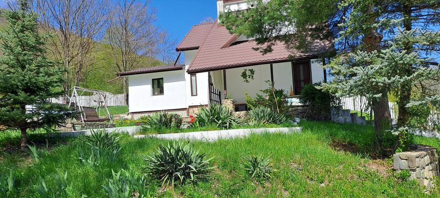 Casă cu 4 camere în Brusturi