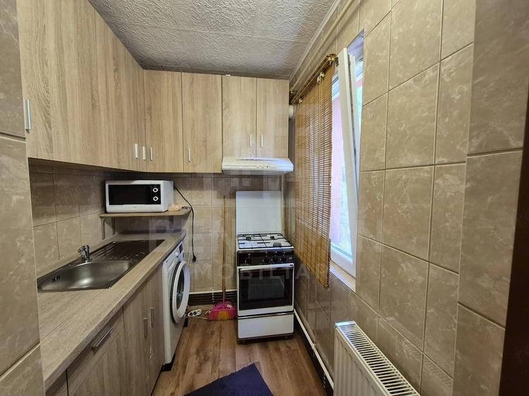 Apartament cu 3 camere semidecomandat în Craiovița Nouă