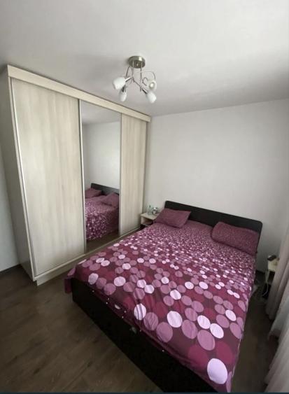 Apartament cu 4 camere semidecomandat în Runcu