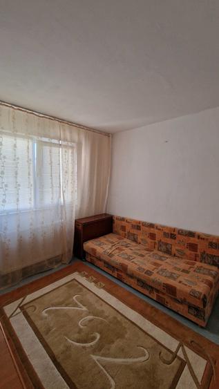 Apartament cu 4 camere semidecomandat în Craiovița Nouă