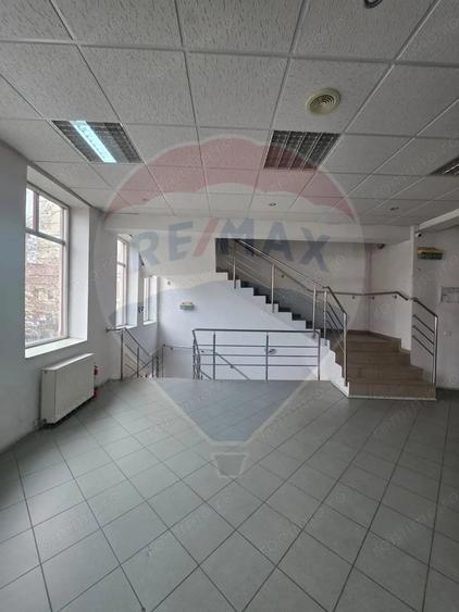 Spațiu comercial, de 550 mp, în Central
